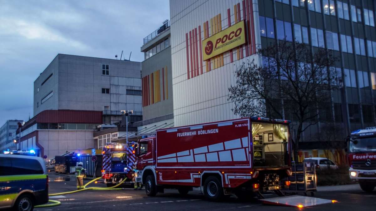 Böblingen: Feuerwehr löscht Brand auf Möbelhaus