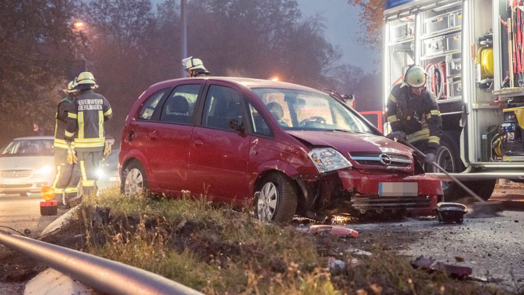 Gerlingen im Kreis Ludwigsburg: Opel schanzt über Kreisverkehr – Fahrer schwer verletzt
