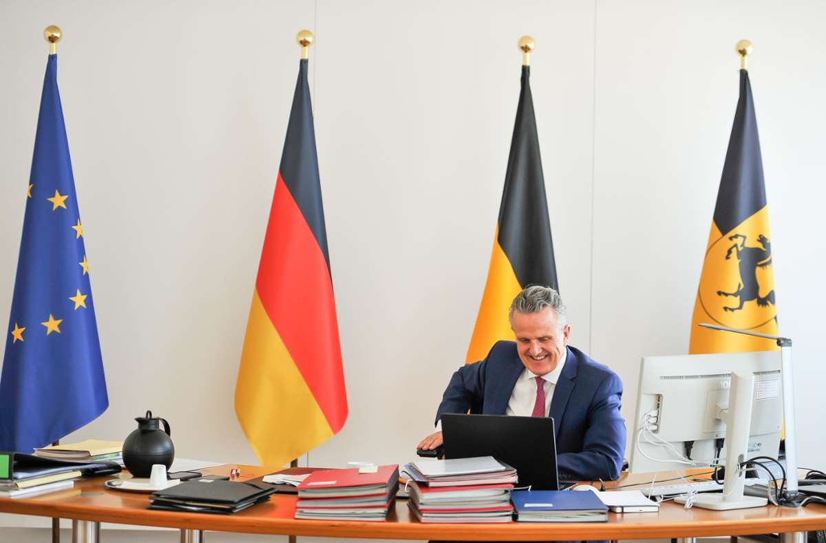 OB Frank Nopper beim virtuellen Interview an seinem neuen Arbeitsplatz im Stuttgarter Rathaus. Foto: Lichtgut/Max Kovalenko