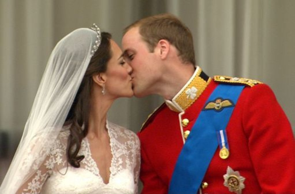 Da ist er: der lang ersehnte Kuss von Kate und William.
