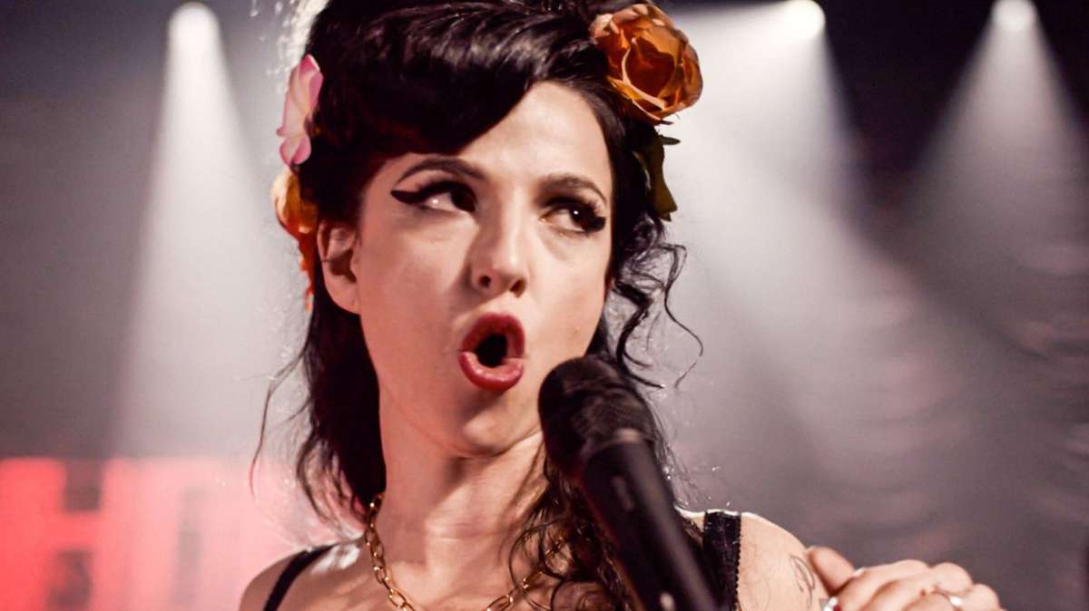 Maria Abela als Amy Winehouse