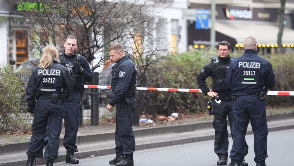 Flucht in Berlin: Autofahrer fährt bei Kontrolle Polizist an - Beamter schießt
