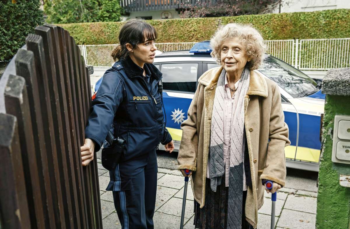 Bessie Eyckhoff (Verena Altenberger) bringt Frau Schrödinger (Ilse Neubauer) von der Polizeiwache nach Hause.