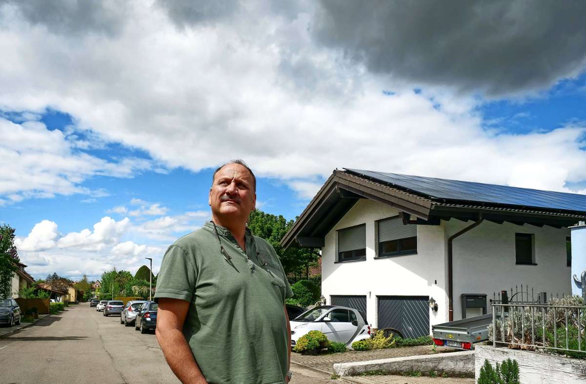 Andreas Tinter vor seinem Haus in Steinheim, auf dem unter anderem zwei Photovoltaikanlagen arbeiten.