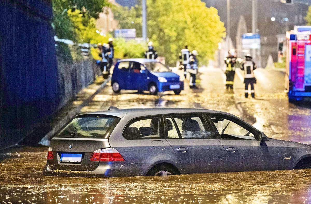 Schwimmende Fahrzeuge: Trotz einer Rot zeigenden Ampel rollte der Verkehr in die Unterführung. Foto: dpa/Marijan Murat