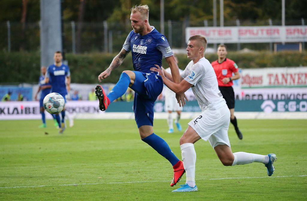 Philipp Hofmann (links) hat den Ball bereits elfmal für den Karlsruher SC im gegnerischen Tor untergebracht.