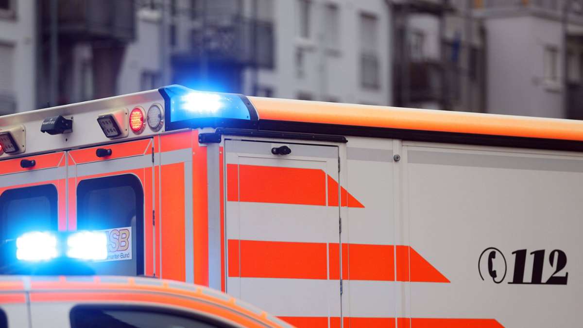 Eigeltingen im Kreis Konstanz: Mann bricht durch Dach und stürzt mehrere Meter tief