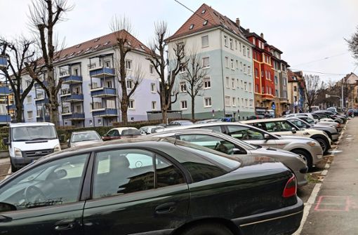 Parkplätze sind überall in der Stadt – wie hier in Stuttgart-Ost – Mangelware. Oder gibt es zu viele Autos in der Stadt? Foto: Jürgen Brand