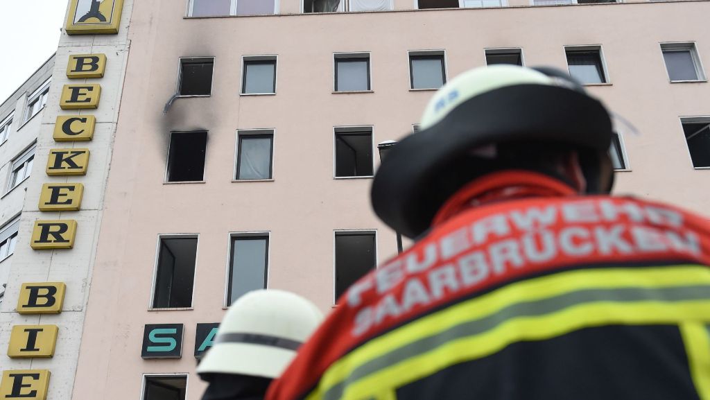 Tödlicher Hausbrand in Saarbrücken: Polizei nimmt Bewohnerin wegen Brandstiftung fest