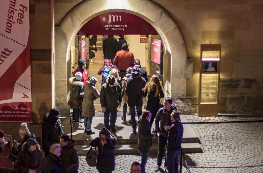 Teilnehmer der Langen Nacht der Museen reihen sich vor dem Eingang des Landesmuseums ein.
