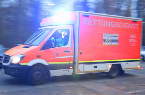 Der Rettungsdienst brachte den Verletzten in ein Krankenhaus. (Symbolfoto) Foto: IMAGO/Maximilian Koch/IMAGO/Maximilian Koch