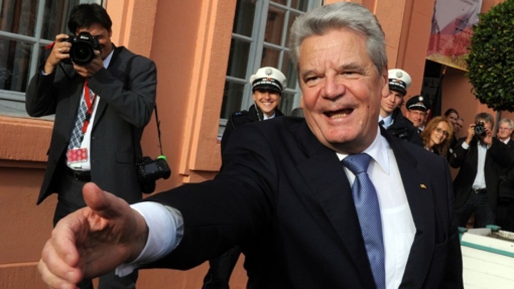  Bundespräsident Joachim Gauck feiert Geburtstag mit Friede Springer. Das irritiert Beobachter, die eine zu große Nähe zu der Zeitung mit den großen Buchstaben wähnen. Denn solche Ehre wird normalerweise nicht jedem Sterblichen zuteil. 