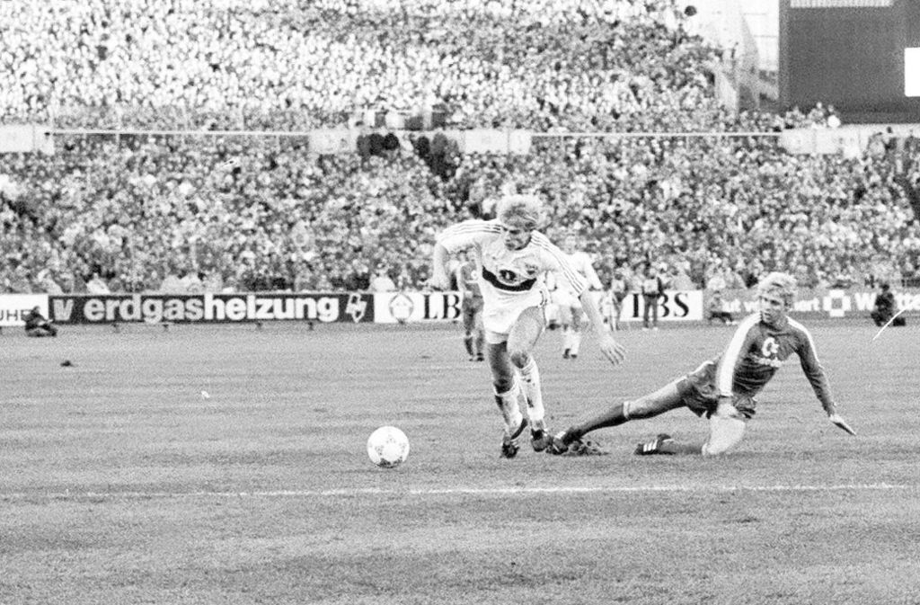 Der „Bäckerbub aus Botnang“ war kaum zu halten, hier versucht sich Winklhofer. Klinsmann war einer der Antreiber beim VfB in diesem Spiel ...