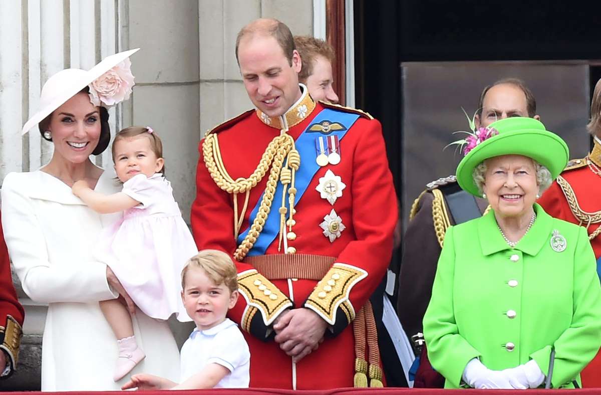 Английская семья видео. Королевская семья Англии. The Royal Family "Королевская семья".. Семья королевы Елизаветы 2.