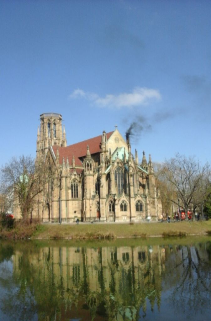 Schwarzer Rauch kommt am Mittwoch aus dem Kamin der Johanneskirche in Stuttgart-West.