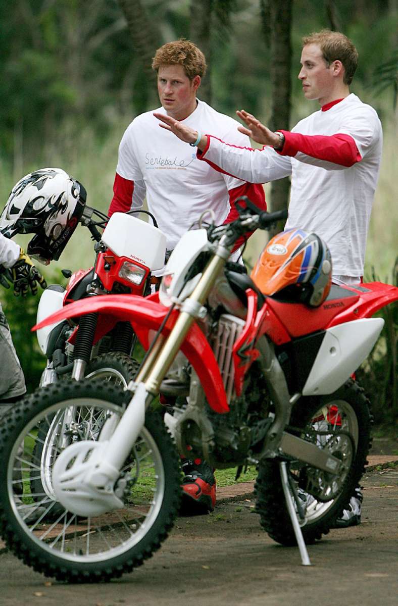 2008: In Südafrika fahren Prinz Harry und Prinz William eine Motorradralley für den guten Zweck.