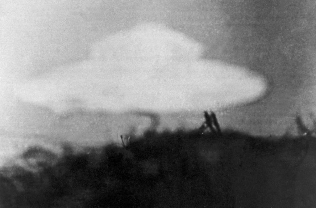 Immer wieder tauchen vermeintliche UFOs im Netz auf. Hier von einem  13-jährigen Jungen am 15.02.1954 in Coniston in Großbritannien. (Symbolbild) Foto: dpa/Heinz-Jürgen Göttert
