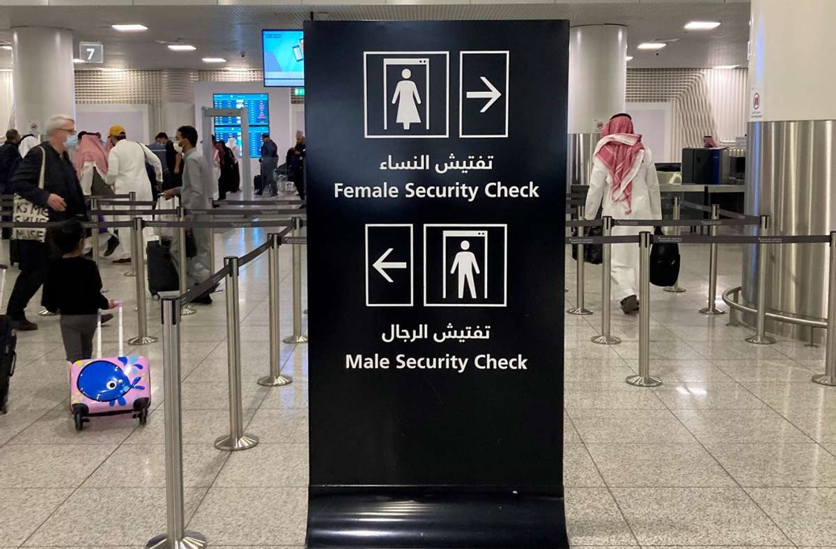 Bis 2019 waren Frauen und Männer in Saudi-Arabien im Alltag streng getrennt. Es gab verschiedene Eingänge in der Shopping Mall und verschiedene Bereiche im Restaurant. Heute ist alles gemischt – bis auf wenige Ausnahmen, wie etwa die Sicherheitskontrolle am Flughafen.