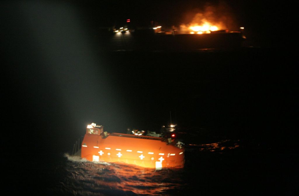 Ein Rettungsboot des in Brand geratenen Containerschiffs „Grande America“, das im Hintergrund zu sehen ist.