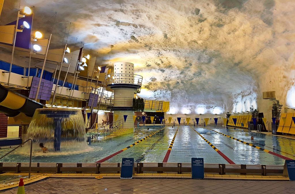 Das unterirdische öffentliche Schwimmbad Itäkeskus in Helsinki