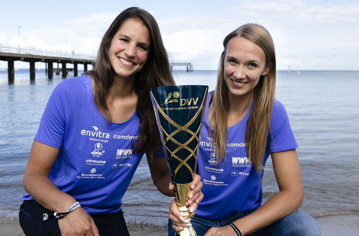 Chantal Laboureur (links) und Sandra Ittlinger freuen sich am Meer und am Pokal. Foto: dpa/Frank Molter