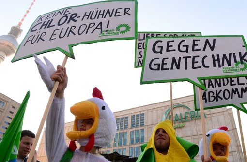 Demonstranten protestieren in Berlin gegen das Freihandelsabkommen mit den USA. Ein Kritikpunkt: Chlorhühnchen. Foto: AFP