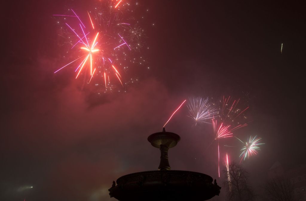 Stuttgart begrüßt das Neue Jahr mit einer Silvesterparty auf dem Schlossplatz.
