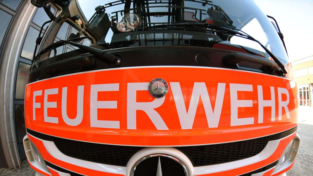 Feuerwehreinsatz in Karlsbad: Akkus explodieren in Container in Industriegebiet