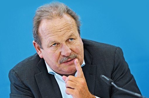 Frank Bsirske will bis 2019 Verdi-Vorsitzender bleiben. Foto: dpa Montage: Schlösser