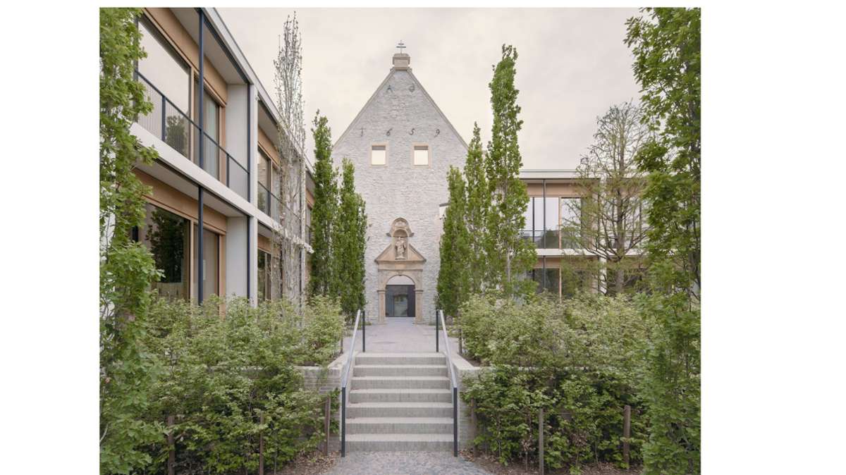 Nominiert für den DAM-Preis 2022 war dieses Projekt: Jacoby-Studios, Paderborn. Das ehemalige Landeshospital St. Vincenz, eine Klosteranlage aus dem 17. Jahrhundert in der Altstadt Paderborns, wurde nach Entwürfen von David Chipperfield Architects zu einer neuen Unternehmenszentrale – den Jacoby-Studios – umgebaut.