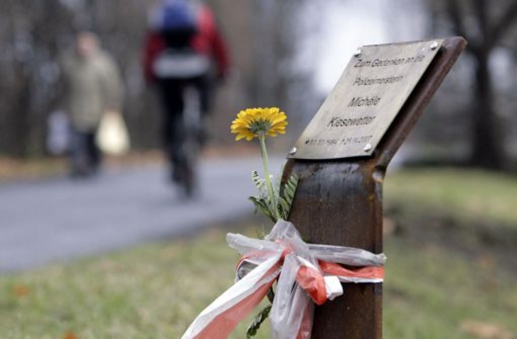 Mit einer Gedenktafel wird in Heilbronn an die ermordete Polizistin erinnert. Foto: dpa