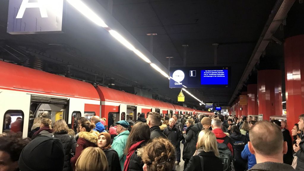 Warnstreik bei der Deutschen Bahn: Bahn und Gewerkschaft EVG nehmen Tarifgespräche wieder auf