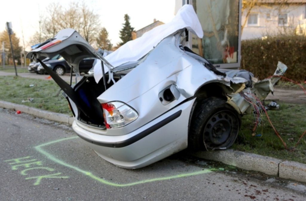Durch den Aufprall des Wagens auf einen Metallmast wurde das Auto regelrecht zerrissen. Eine Frau kam bei dem Unfall in Ulm ums Leben.