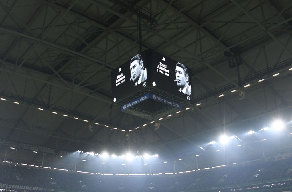 Ein Foto vom ehemaligen Manager Rudi Assauer ist auf dem Videowürfel beim DFB-Pokal-Spiel seines ehemaligen Clubs zu sehen.