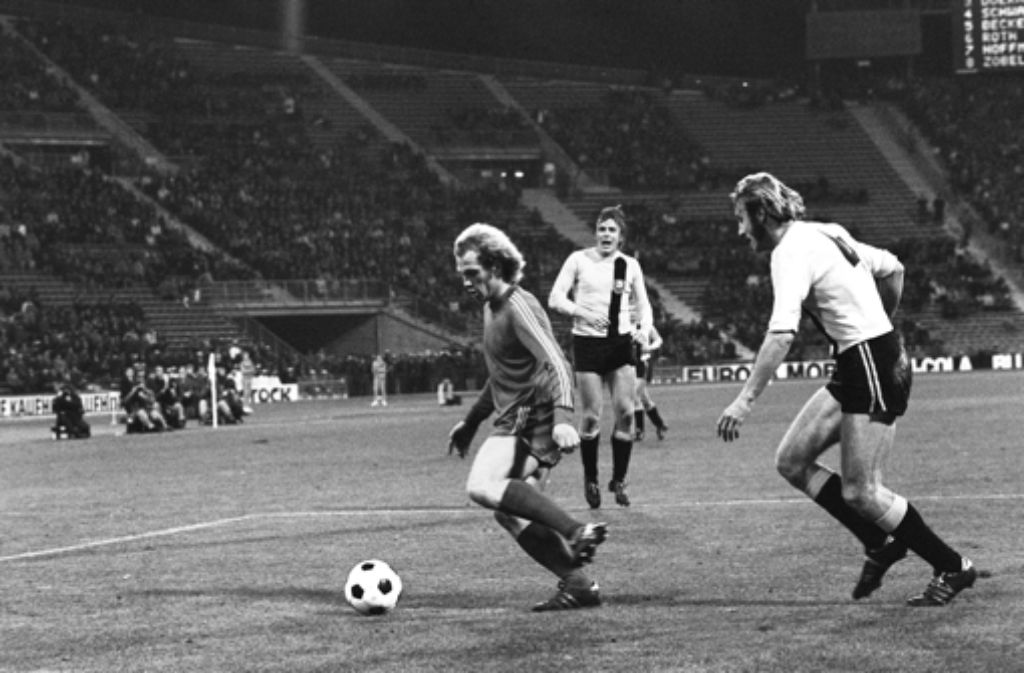 In den 70er Jahren gewinnt er mit dem FC Bayern München nahezu alle wichtigen Titel im europäischen Vereinsfußball. 1972 wird er mit der deutschen Nationalmannschaft Europameister, 1974 Weltmeister.