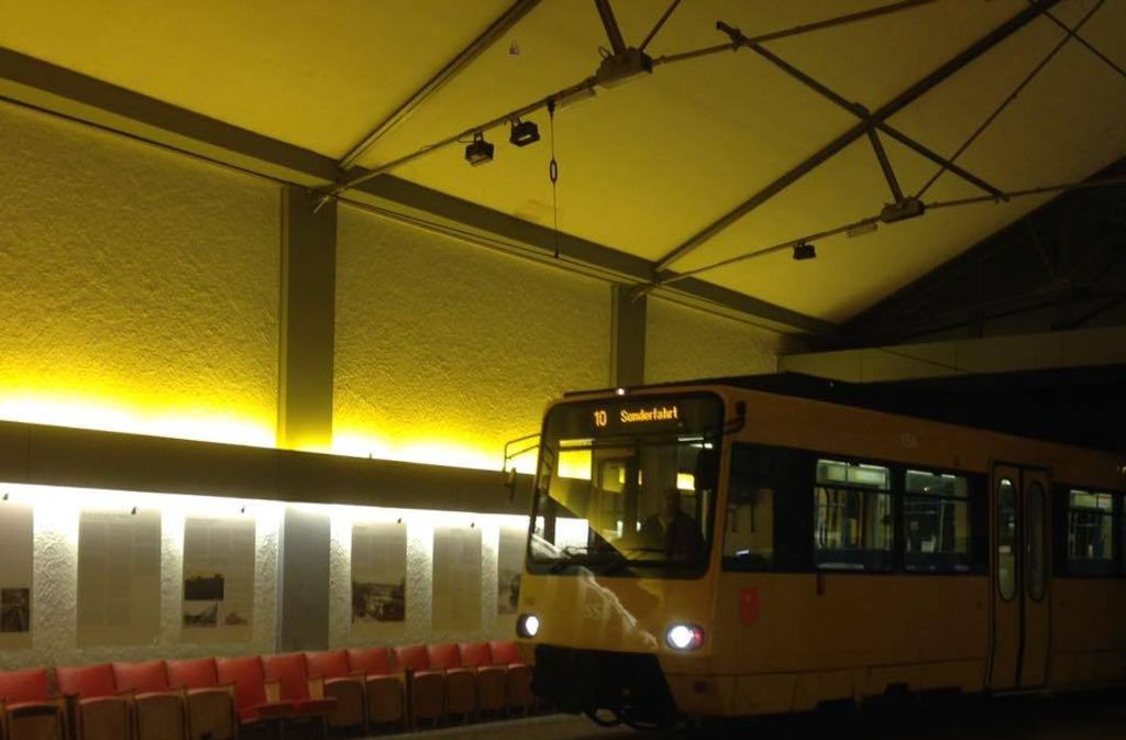 8. Die Rampe – Theaterfoyer mit Schienen: Diese Bühne unweit des Marienplatzes ist der einzige Spielort der Welt, in den eine Zahnradbahn jeden Abend hineinfährt.