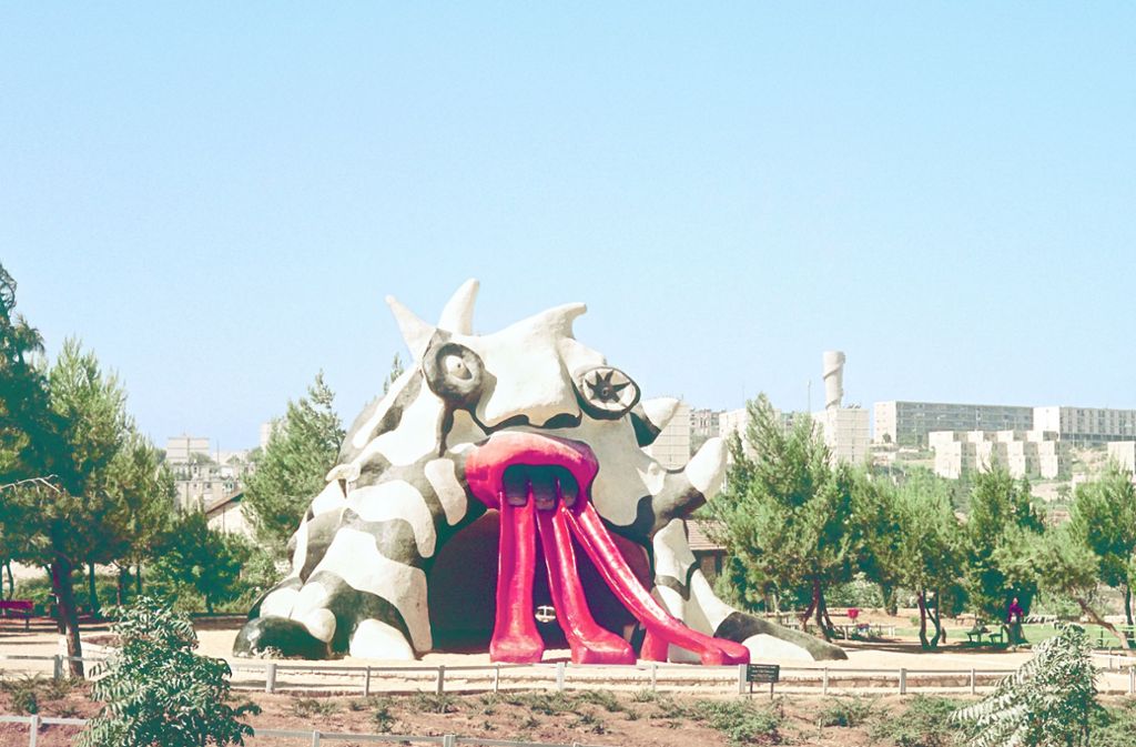 Rutsch-Spaß auf der Zunge des schwarz-weißen Monsters: Niki de Saint Phalles verwegene Spielskulptur „Golem“ im Rabinovich Park in Jerusalem, 1972