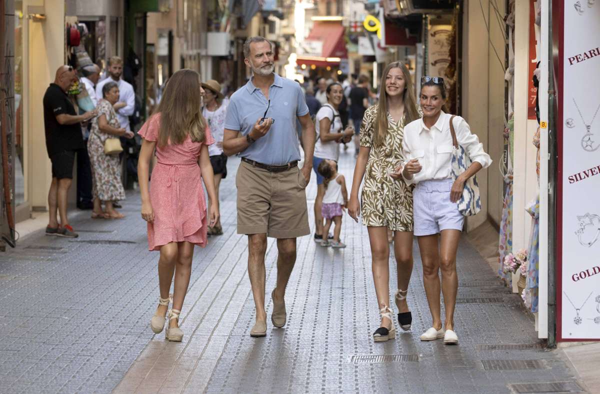 Ferien auf Mallorca. Und König Felipe geht in Shorts durch die Fußgängerzone.