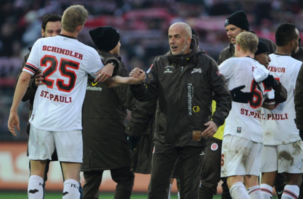 ... den FC St. Pauli. Elton hat mit der Allstar-Mannschaft der Kiez-Kicker schon an einigen Benefiz-Spielen teilgenommen.