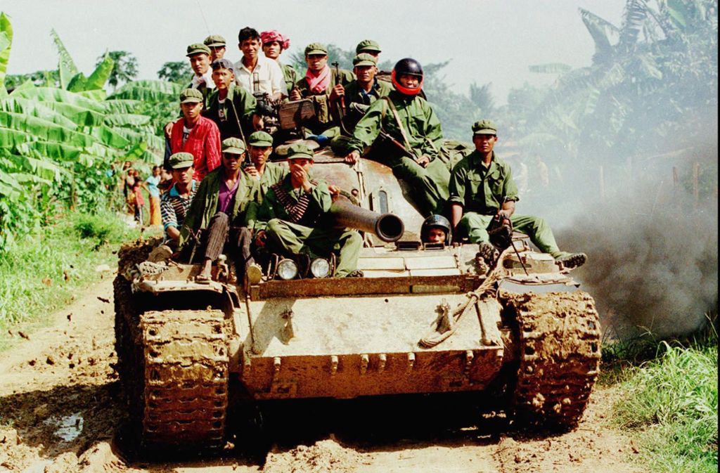 1991 bis 1993 – Kambodscha: Nach dem Bürgerkrieg errichtet die Bundeswehr ein Feldlazarett in Phnom Penh. Etwa 150 Sanitäter versorgen Kriegsverletzte.
