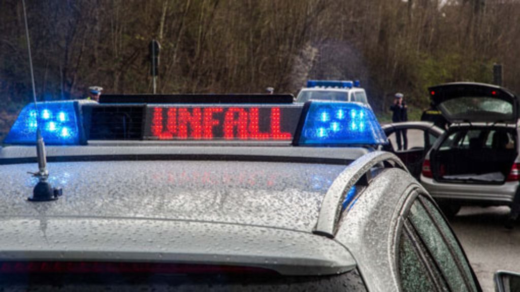  Ein 20-jähriger Ford-Fahrer überholt am Montagabend in Nürtingen seinen Vordermann, obwohl das verboten ist. Als ihm ein BMW entgegenkommt, kommt es zum Unfall - diese und weitere Meldungen der Polizei aus der Region Stuttgart. 