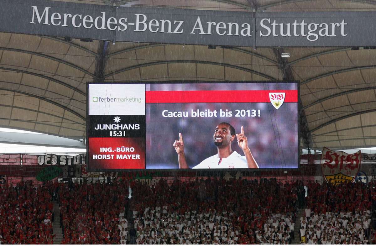 Erfolgsmeldung kurz vor dem Anpfiff: Über die Stadionlautsprecher wird unter dem Jubel der Fans bekannt gegeben, dass Cacau seinen auslaufenden Vertrag um drei Jahre verlängert. Vorangegangen waren monatelange Verhandlungen zwischen dem Stürmer und VfB-Manager Horst Heldt.