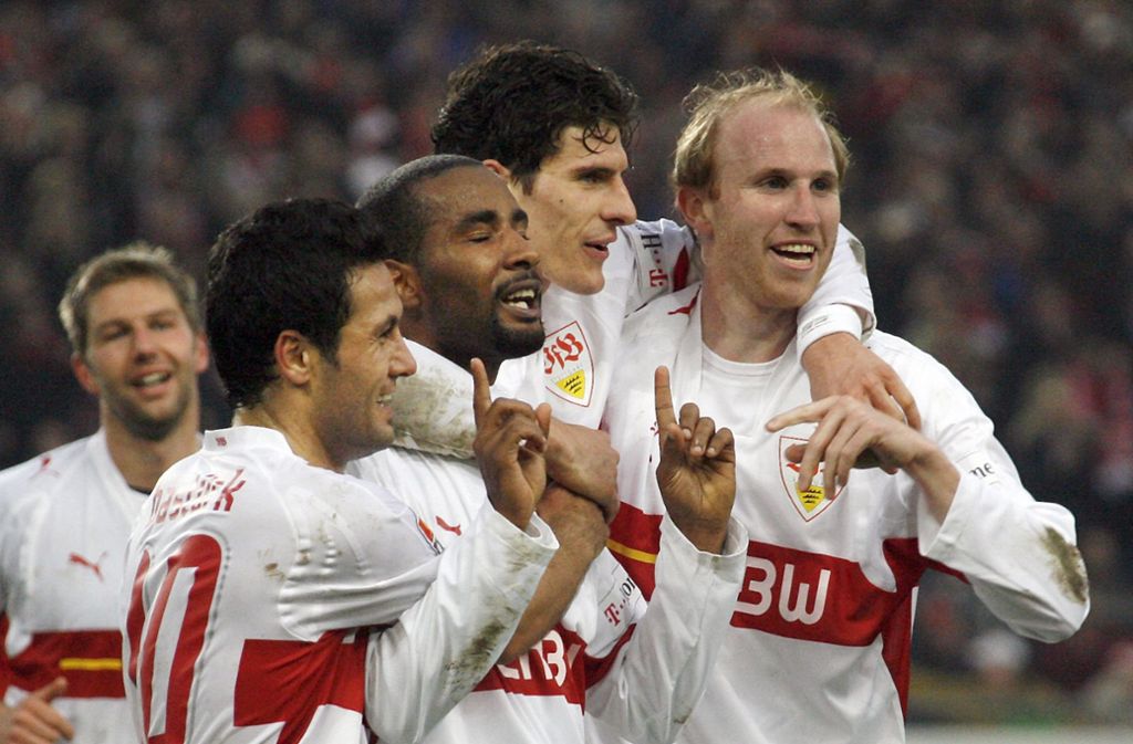2008: Die Stuttgarter Spieler Yildiray Bastürk, Cacau, Mario Gomez und Ludovic Magnin freuen sich sich über das 6:3 gegen Werder Bremen.