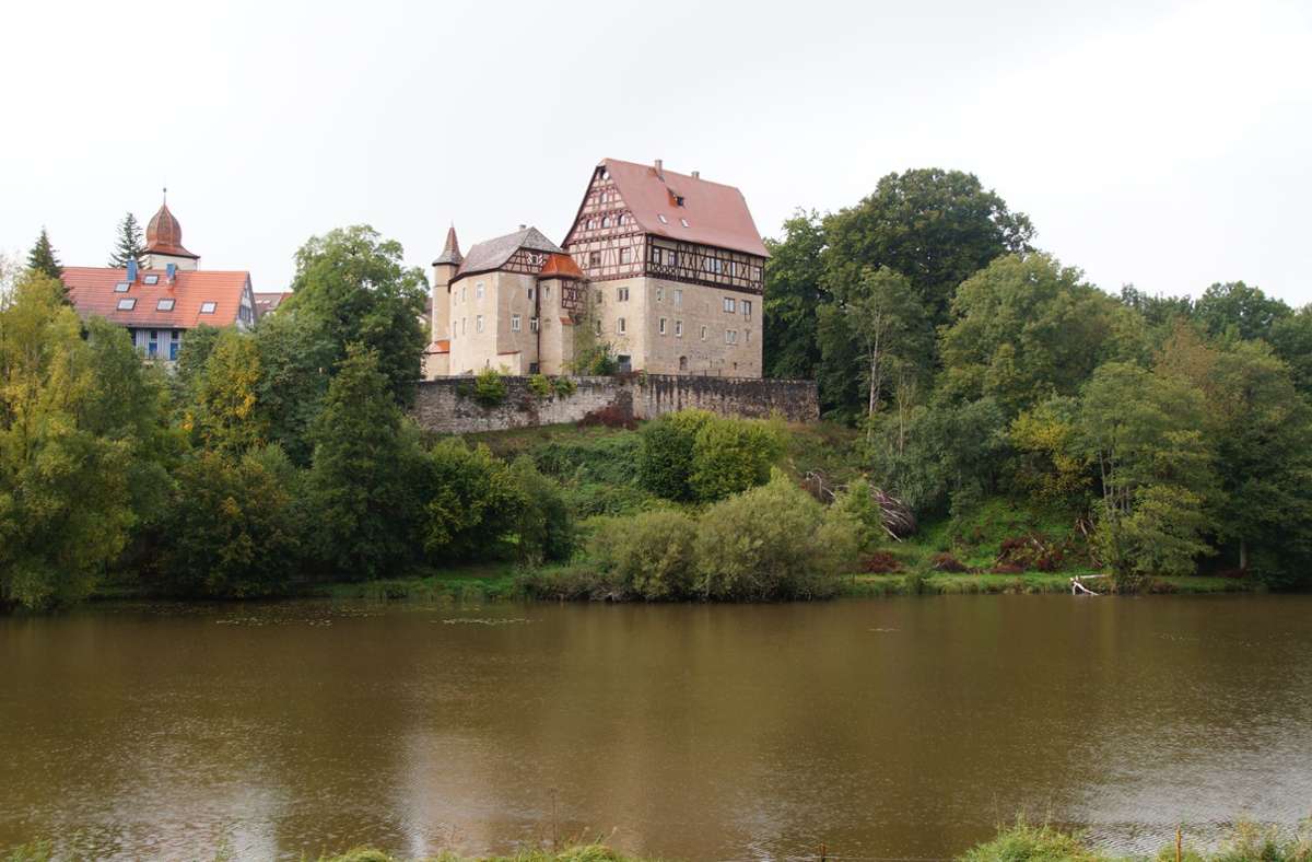 Grandios ist allerdings die Lage des Schlosses hoch über dem Mühlenweiher.