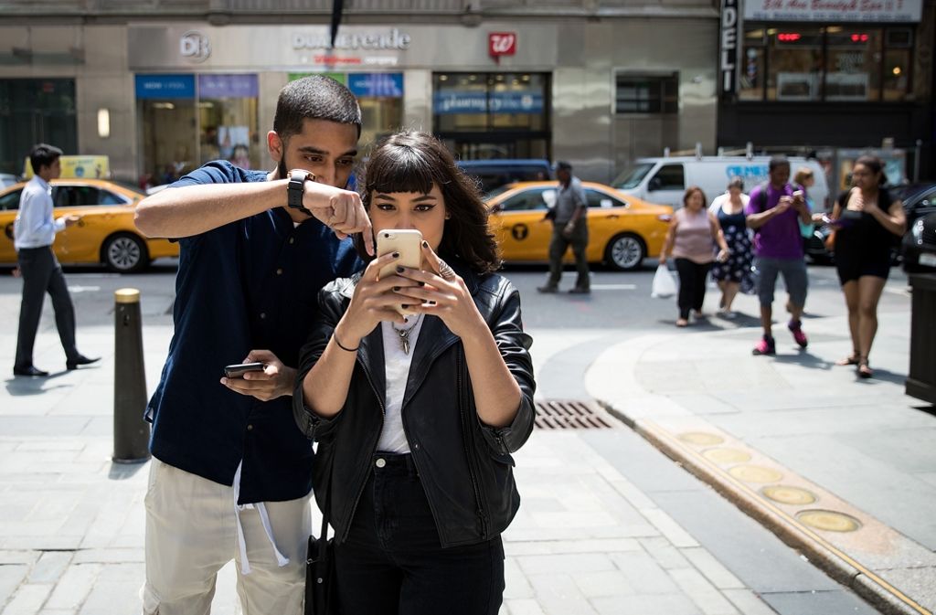 Gebanntes Starren aufs Smartphone in New York City...