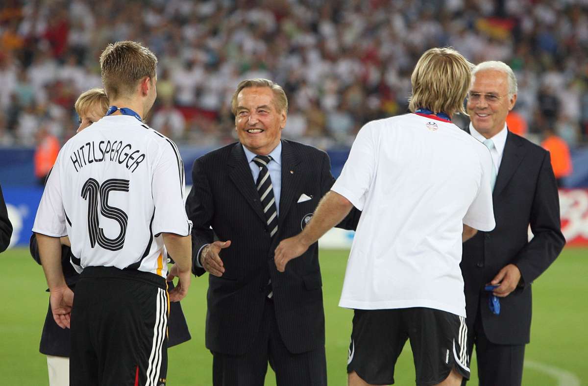 2000 endet die Amtszeit von Gerhard Mayer-Vorfelder, der einen überschuldeten Verein hinterlässt. MV wird Präsident des DFB und feiert 2006 das Sommermärchen in Deutschland.