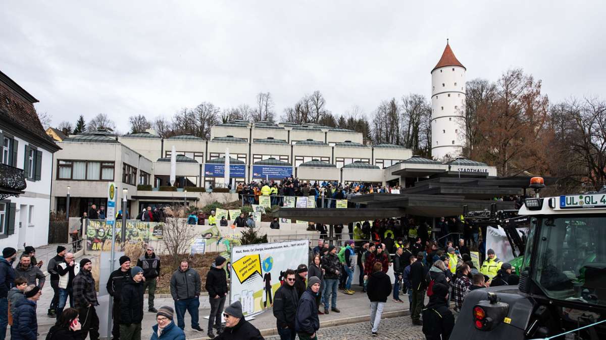 Zahlreiche Menschen versammelten sich beim politischen Aschermittwoch der baden-württembergischen Grünen vor der Stadthalle von Biberach an der Riß, um zu demonstrieren.