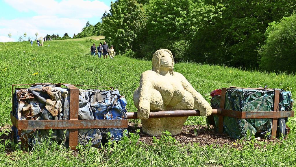 Leonberg: Skulpturenausstellung auf der alten Autobahntrasse: Die sprachlose Gewichtheberin