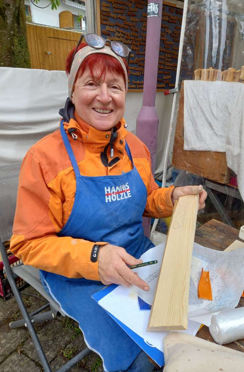 Johanna Schierjott fertigt Namen aus Holz.