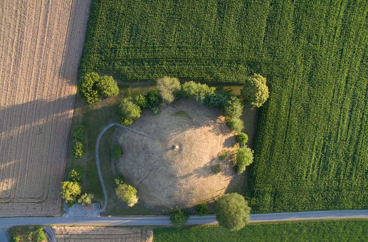 Das rekonstruierte keltische Hügelgrab (Luftaufnahme mit Drohne). Mit einer Höhe von etwa sechs Metern und einem Durchmesser von 60 Metern zählt es zu den größten seiner Art. Um 550 vor Christus wurde hier ein Fürst der Hallstattkultur beigesetzt.